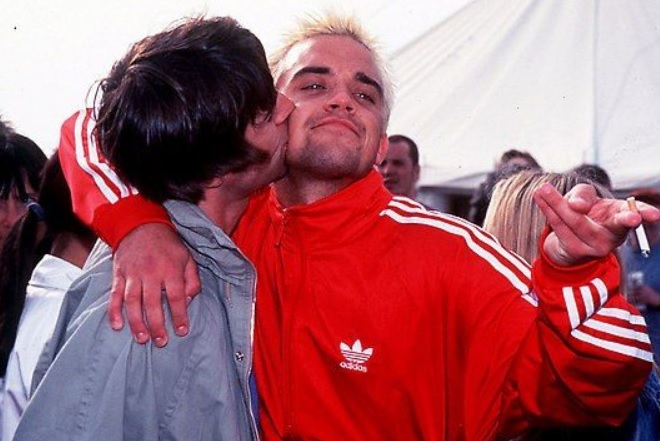 339 5 Liam Gallagher Oasis met Robbie Williams 1995
